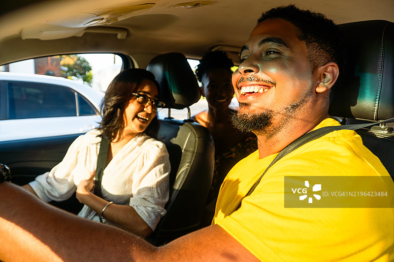 快乐的朋友们在一起欢笑，享受公路旅行的乐趣图片素材