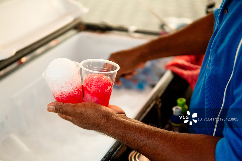 街头小贩手持两杯清爽的冰沙图片素材