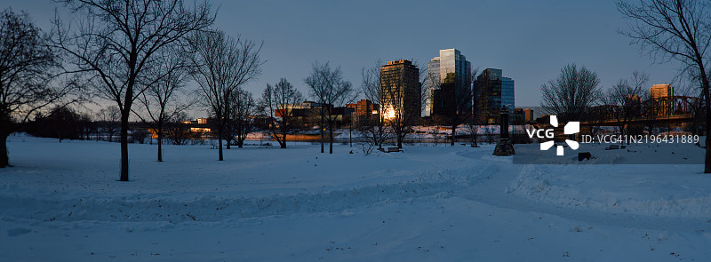 萨斯卡通日落夜景全景图片素材