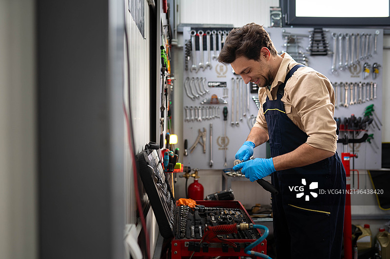 年轻的汽车修理工图片素材