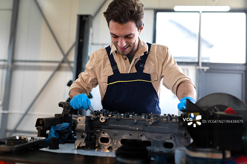 机械师正在修理阀门发动机图片素材
