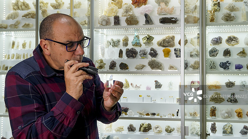 地质学家正在检查一块蛋白石图片素材