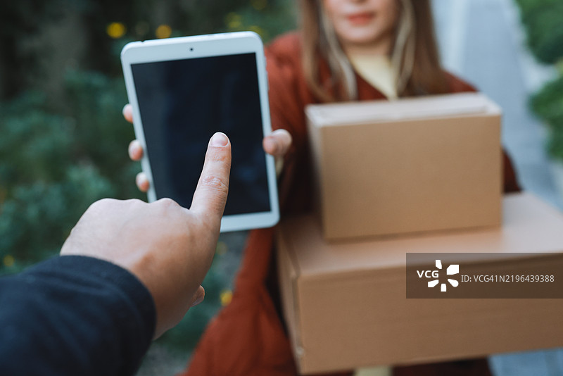 女性在手机上签名图片素材