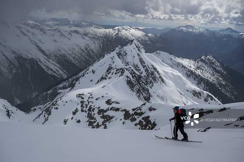 越野滑雪者攀登山峰图片素材