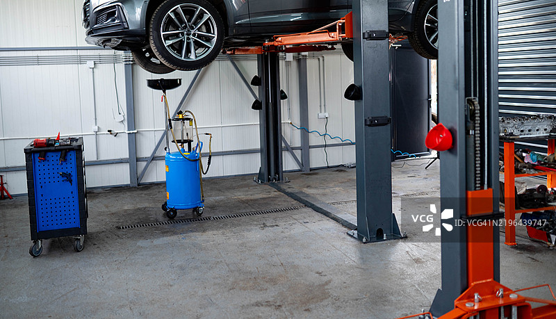 机械师正在更换机油。图片素材