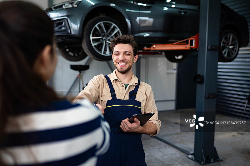 一位女性接过她的车钥匙的画面图片素材