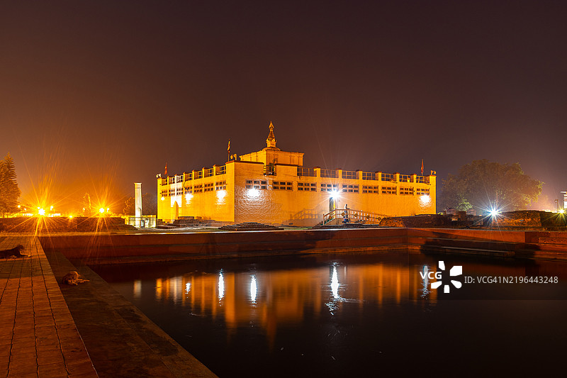 夜晚照亮的尼泊尔蓝毗尼的玛雅德维寺景观图片素材