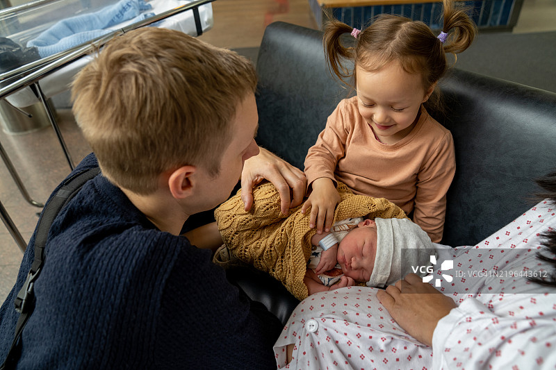 一个温馨的多种族家庭时刻。图片素材