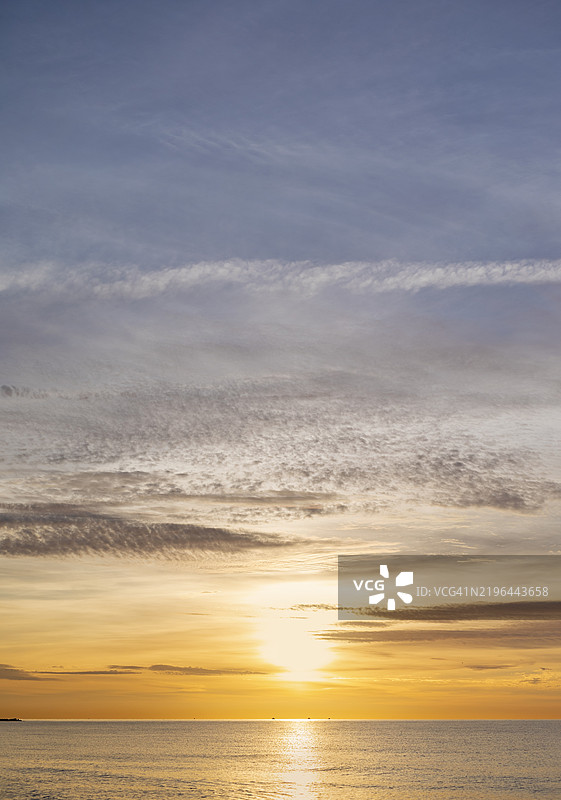 西班牙美丽的黄色和蓝色天空，白云朵朵的垂直视角图片素材