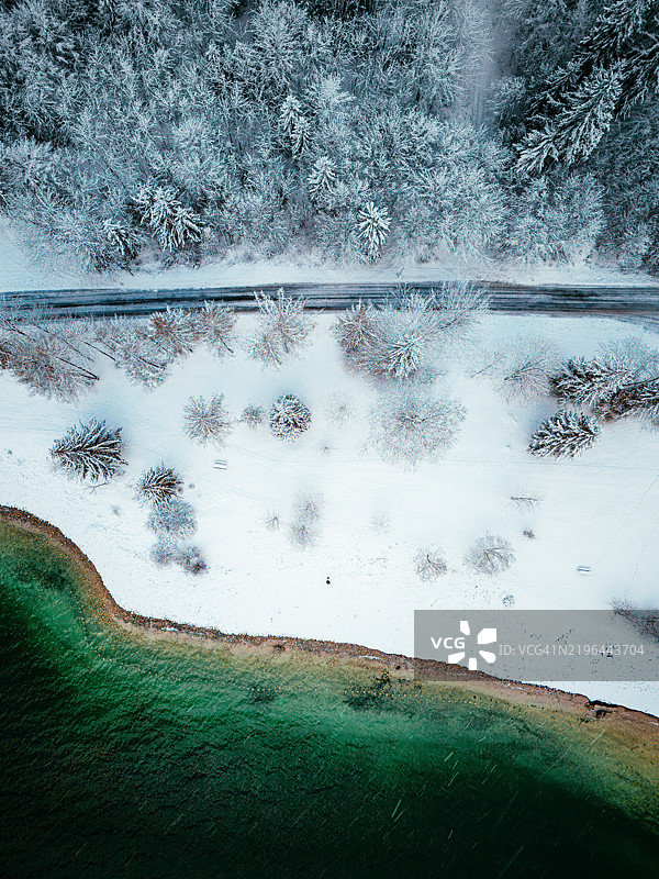 德国巴伐利亚州科赫尔湖的雪覆盖土地的鸟瞰图图片素材