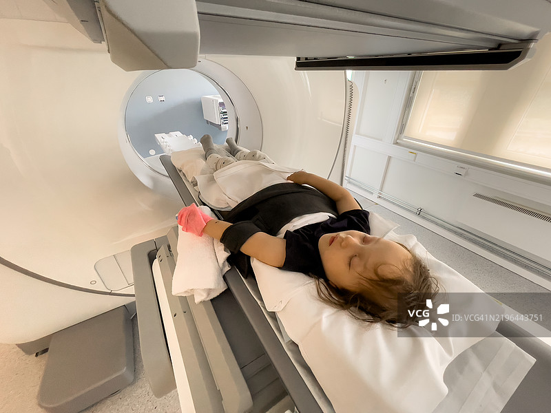一个即将通过医疗扫描仪的孩子，在挪威奥斯陆大学医院。图片素材