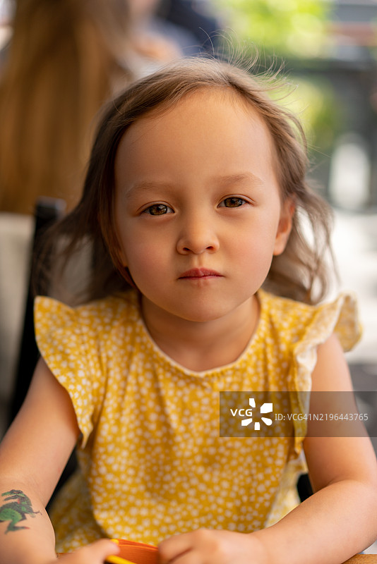 一个表情严肃的孩子肖像。图片素材