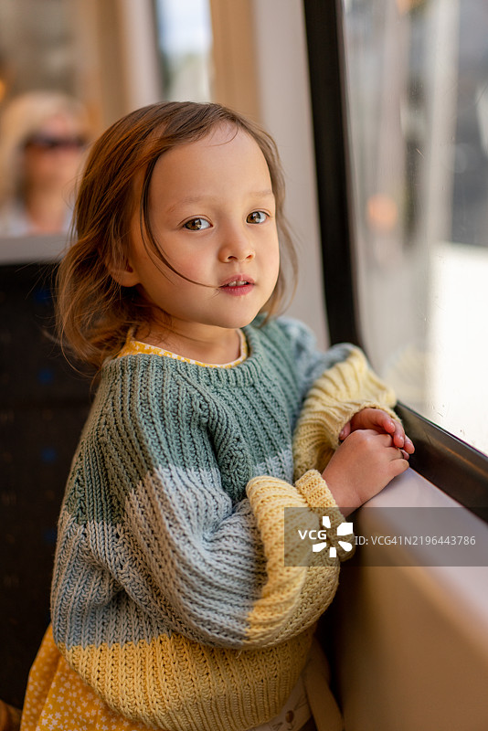 一个孩子在挪威奥斯陆的斯梅斯塔德享受公交车之旅。图片素材