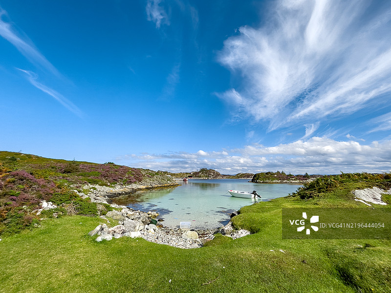挪威奥斯特海姆的萨乌伊纳岛上一个如画的小海湾。图片素材