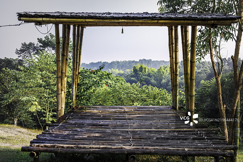 公园里空荡荡的长椅图片素材