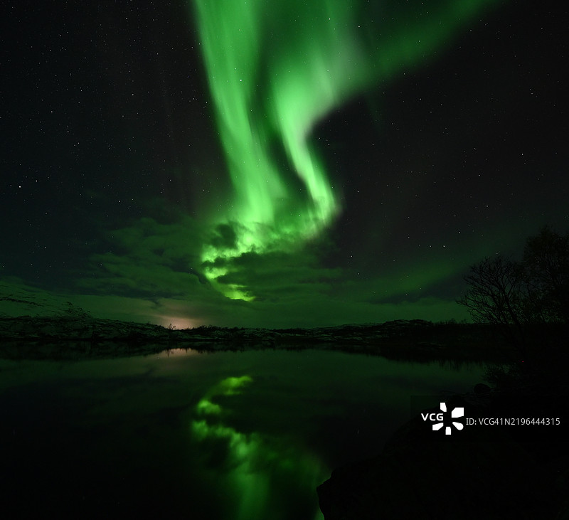 夜空下湖泊的美丽景色图片素材