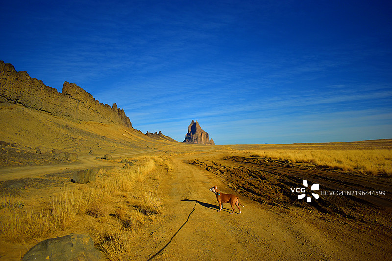 新墨西哥州的船岩山在蓝天映衬下的美丽景色， 美国图片素材