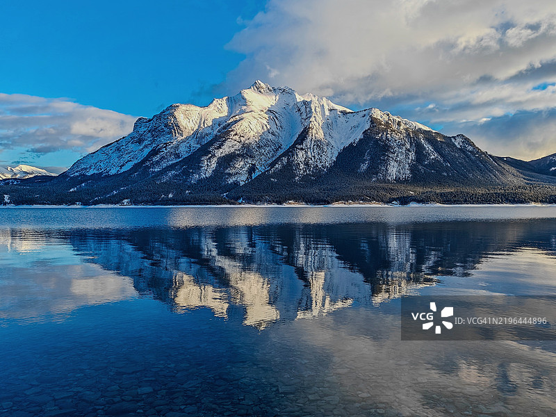 阿伯拉罕湖的美丽景色，雪山映衬着天空图片素材