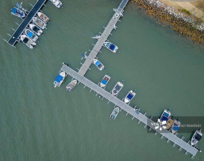 高角度视图的停泊在海上的船只图片素材