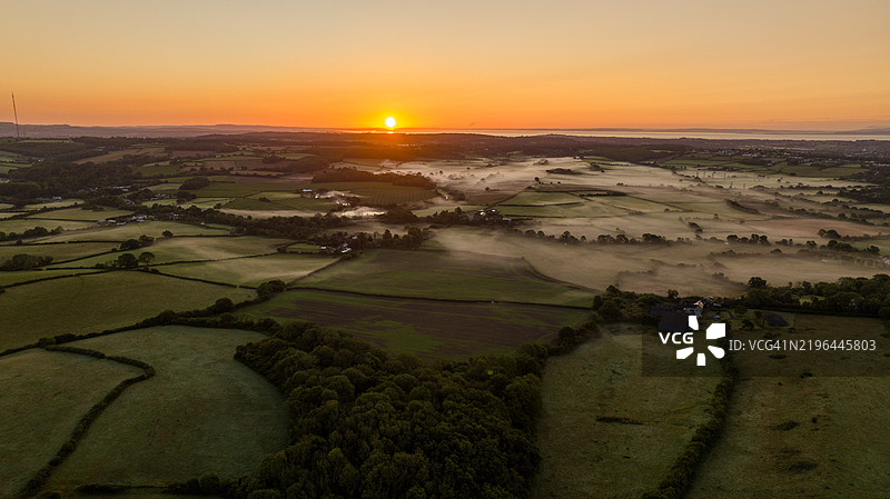 日落时分，威尔士格拉摩根谷的农业田野与天空的美丽景色图片素材
