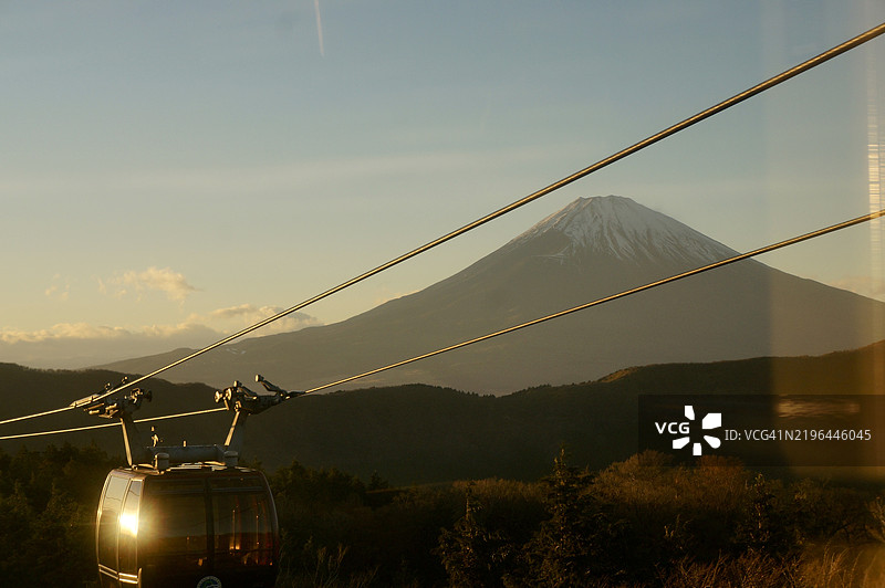 日本天空下的山脉美景图片素材