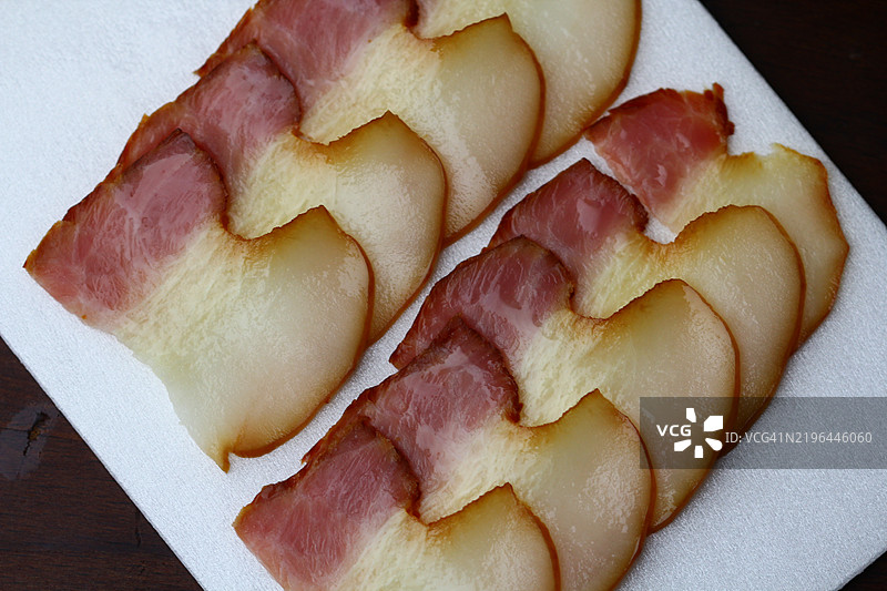 高角度视图的奶酪在桌子上，日本图片素材