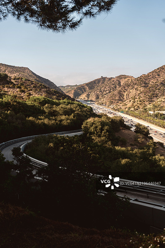 洛杉矶，加利福尼亚州，美国，晴朗天空下的山脉美景图片素材