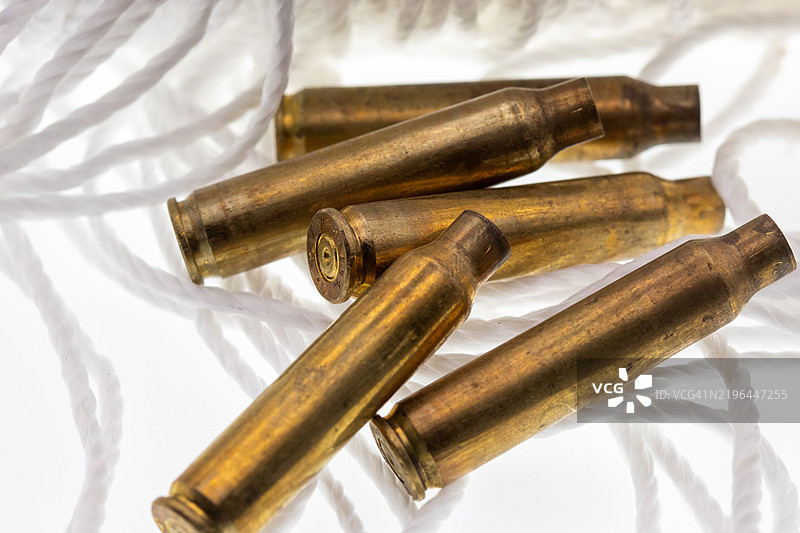 223壳弹串与白色背景图片素材