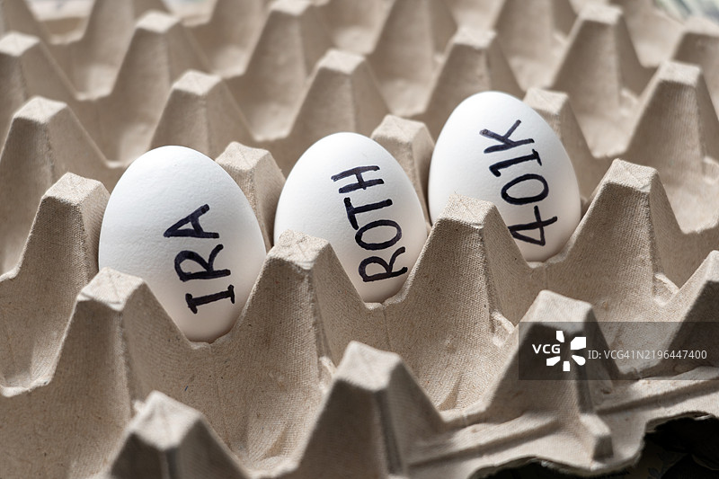 退休、储蓄和财务规划概念中的金钱与白鸡蛋图片素材