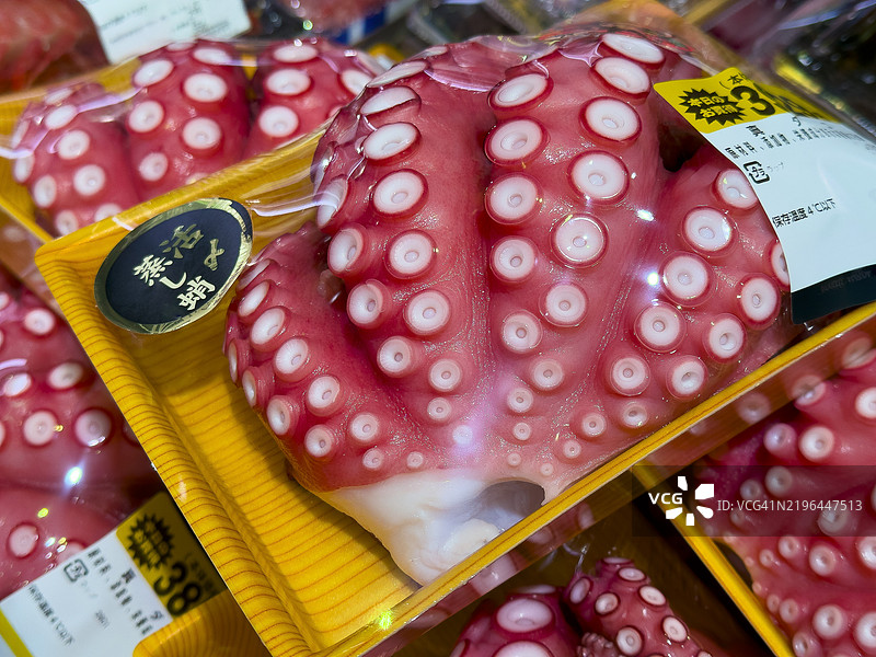 日本市场出售新鲜章鱼图片素材