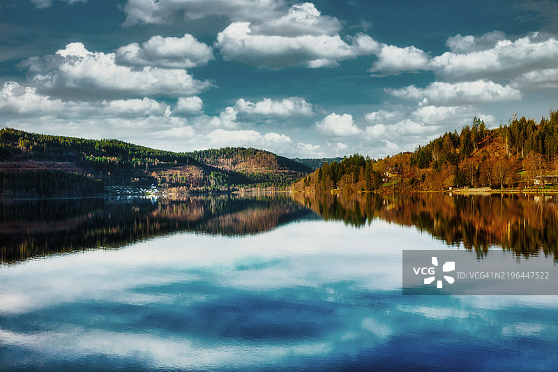湖泊与天空的美丽景色图片素材