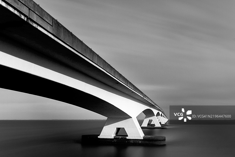 低角度视图的桥梁与天空，科林斯普拉特，泽兰，荷兰图片素材