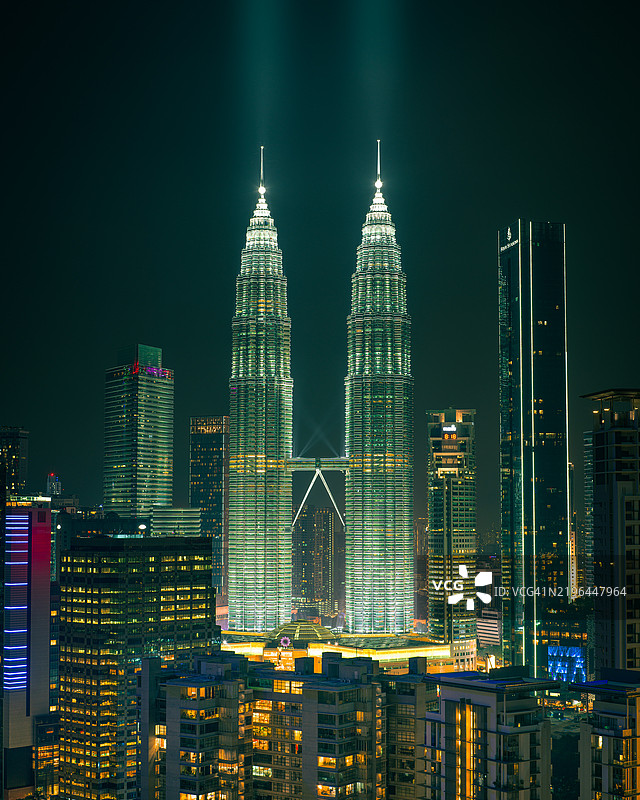 夜晚灯火辉煌的摩天大楼景观，吉隆坡，马来西亚吉隆坡联邦直辖区图片素材
