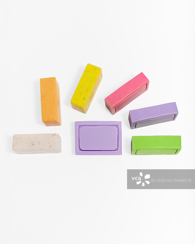 高角度视图的肥皂，周围环绕着泡沫和花朵图片素材