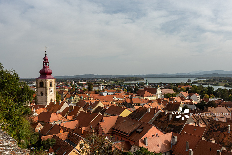 斯洛文尼亚普图伊市的阳光明媚的航拍景观图片素材