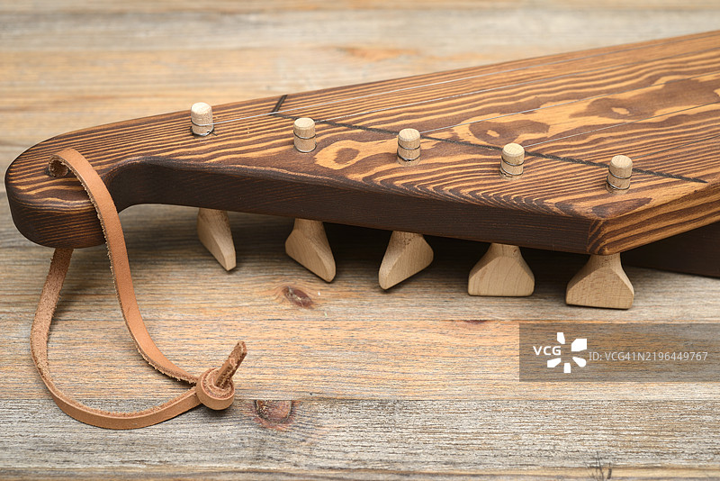 一件木质弦乐器的特写，具有乡村风格的手工设计，芬兰制造图片素材