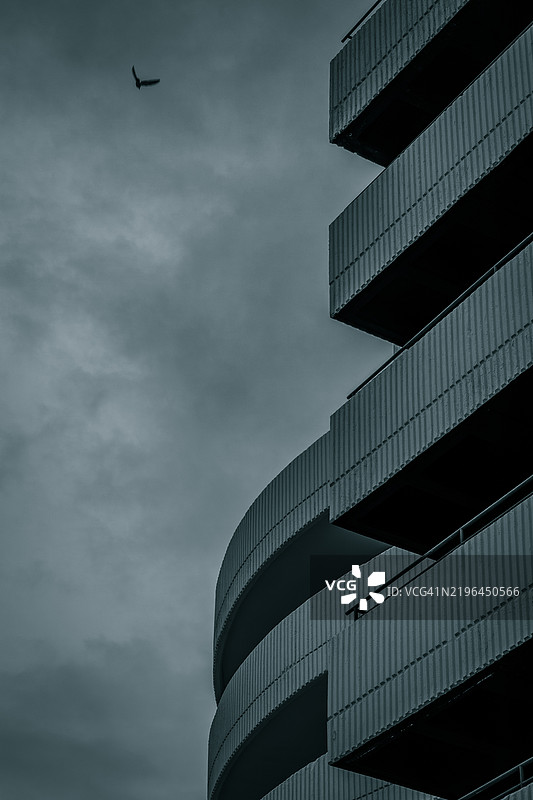 现代建筑在天空下的低角度视图图片素材