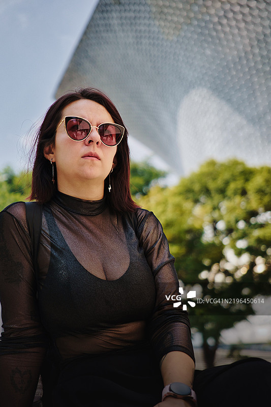 墨西哥城的年轻女性佩戴太阳镜的肖像图片素材