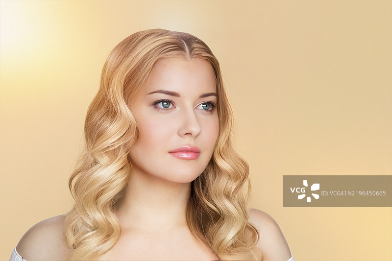 女性，优雅与美丽，金色背景和柔软的金发卷发图片素材