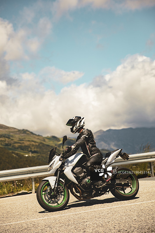 骑士在山路上骑摩托车图片素材