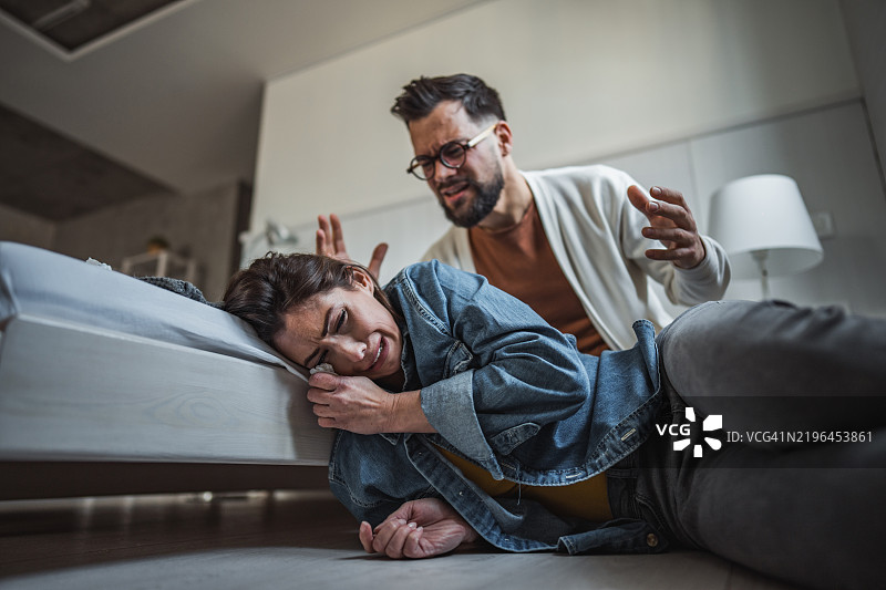 一对情侣发生冲突，女人在哭泣，男人显得非常痛苦。图片素材