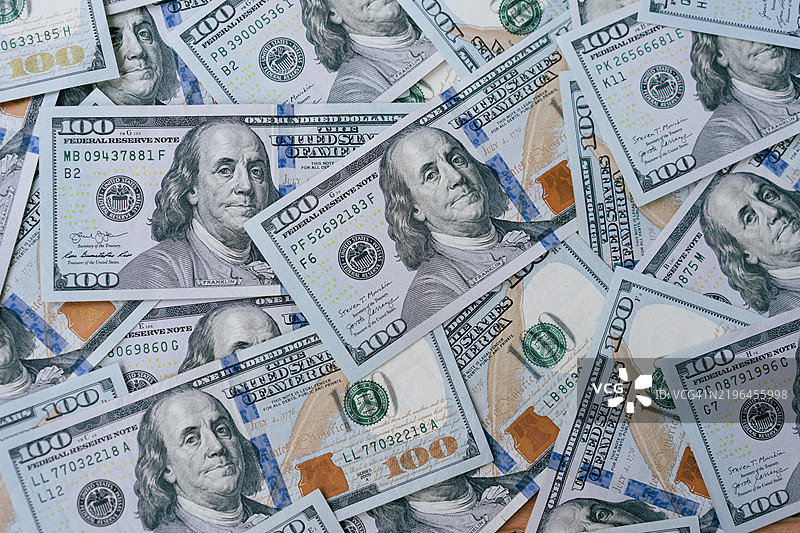 散落的百美元钞票，象征着美国货币和财富图片素材