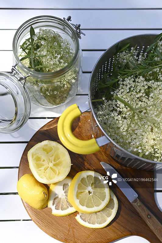 在德国汉堡的阿尔特斯兰德花园中，准备自制的接骨木花汁，搭配柠檬和香草。图片素材