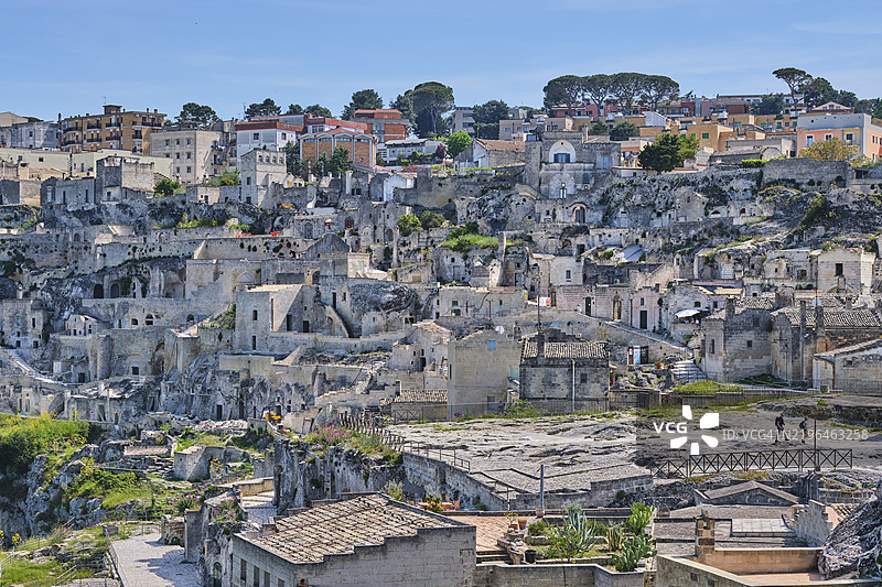 意大利巴西利卡塔的马泰拉历史小镇风景，石头房屋错落有致。图片素材