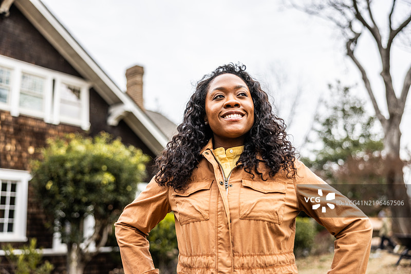 年轻女性在家门前的肖像图片素材