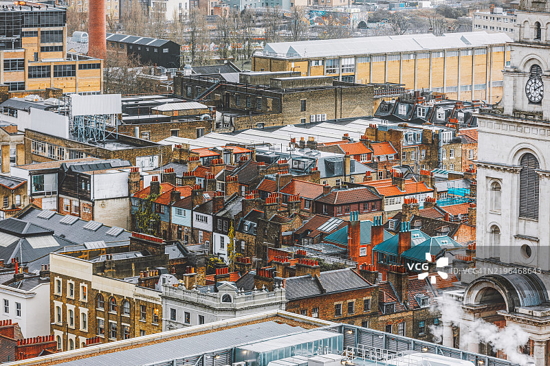 伦敦斯皮塔尔菲尔德历史房屋的烟囱屋顶图片素材