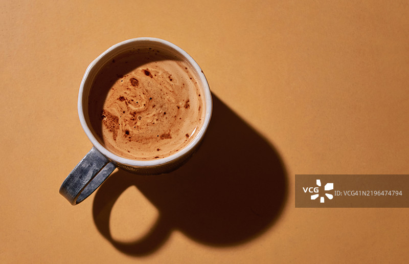温暖的咖啡在琥珀色背景上图片素材