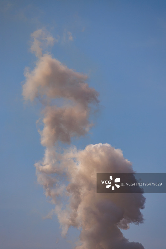 阳光明媚的日子里蓝天上的烟雾。PM2.5图片素材