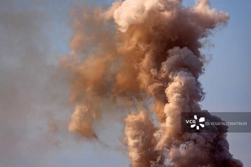 阳光明媚的日子里蓝天上的烟雾。PM2.5图片素材