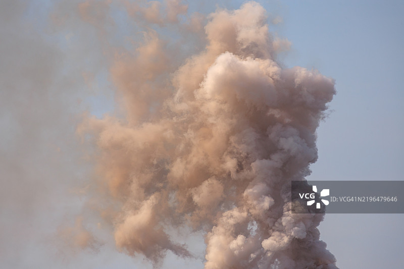 阳光明媚的日子里蓝天上的烟雾。PM2.5图片素材